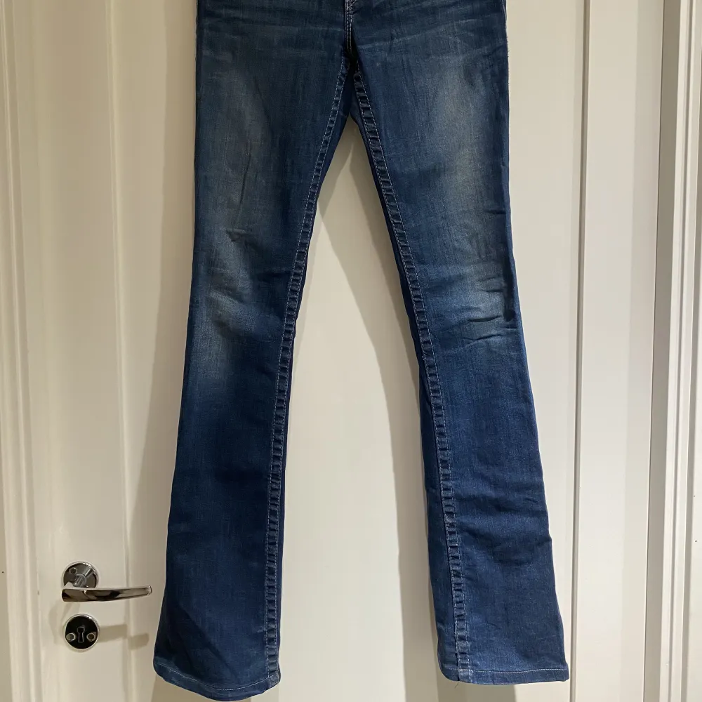 Blå jeans i bootcut och low waist model från True Religion. Väldigt sköna och stretchiga. Storlek 25. Perfekt längd på mig som är 165cm lång. . Jeans & Byxor.