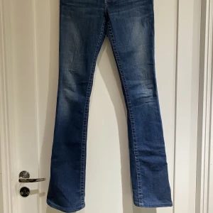Bootcut jeans från True Religion - Blå jeans i bootcut och low waist model från True Religion. Väldigt sköna och stretchiga. Storlek 25. Perfekt längd på mig som är 165cm lång. 
