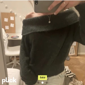 Offshoulder tröja  - Superfin tröja köpt här på Plick! Säljer pga den inte kom till andvändning. Inga tydliga defekter, tveka inte att skriva om ni undrar något!🌟🌟
