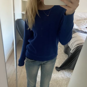 Stickad tröja - Säljer denna superfina blåa stickade tröjan från Vila i storlek S!