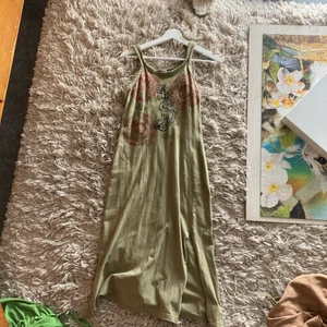 Klänning - Klänning med snitt vid benet, drake på bröstet