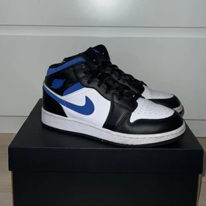 Jordan 1 - Jordan 1 Mid White Racer Blue i storlek 40. Fåtal gånger använda och i nyskick. Originalförpackning tillkommer.   Köparen står för eventuell frakt.  