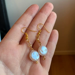 Örhängen med pärla - Snygga örhängen handgjorda av mig💗 