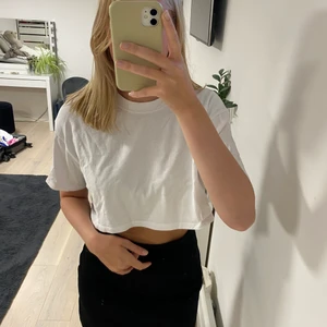 Lös croppad tshirt - Lös croppad tshirt från zara! Strl S (tror jag) men passar allt mellan xs-m💕 Superfint skick! Har en likadan i svart som säljes (bild 2) En för 100 två för 150