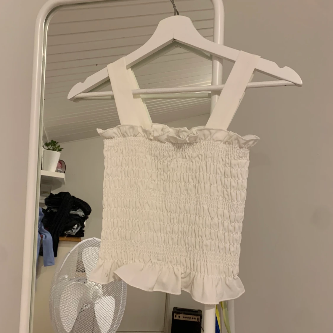 Vit smockad topp från NA-KD