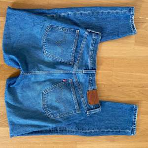 Snygga jeans från Levis. Använda mycket få gånger och i mycket gott skick. Köpta för 1200. Eventuell köpare står för eventuell tillkommande frakt. W27 L30. Modell 501