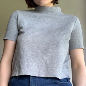 Grå tröja med kort polokrage - Ett snyggt plagg för hösten