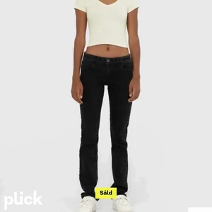 Svarta lågmidjade jeans  - Slutsålda lågmidjade jeans från stradivarius i storlek 36, lite långa på mig som är 1,65 cm 💓 Dom är köpa här på plick men satt inte bra på mig. 180+frakt💓