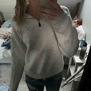 Tröja - Super fin tröja med zip från Nelly , lite nopprig.