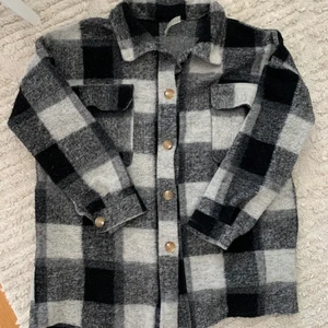 Overshirt skjortjacka rutig onesize - Onesize. Köpt från miinto. Hittar inget att anmärka på. 