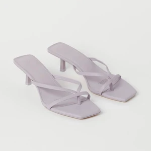 Klackskor - Ljuslila klackar ifrån hm samt matchande väska om det är intressant. Storlek 39 men skulle säga att de är mer av en 38, aldrig använda💓 väskan kostar 50kr 