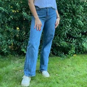 Ett par blåa high waisted straight jeans från NA-KD. Säljer för att dem tyvärr inte passar längre, inga skador😊👍🏻 Frakt ingår inte i priset 