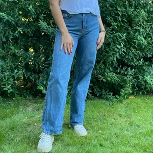 NA-KD straight high waist jeans  - Ett par blåa high waisted straight jeans från NA-KD. Säljer för att dem tyvärr inte passar längre, inga skador😊👍🏻 Frakt ingår inte i priset 