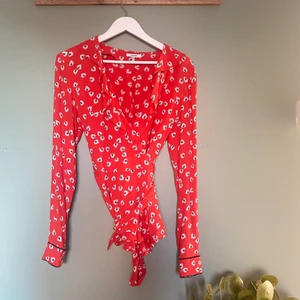 Ganni omlottblus - Ljuvlig omlottblus med blomstermönster. Använd några få tillfällen så mycket gott skick!  