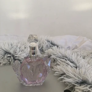 Ariana grande parfym - Säljer nu en oanvänd ariana grande parfym då den inte är min typ av parfym, köparen står för frakten men kan även mötas upp runt Åstorp, Helsingborg, Ängelholm💕