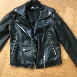 Zara skinnjacka  - Skinnjacka från zara i nyskick❤️ använd ca 3 ggr endast pytte lite sliten vid ärmen. Originalpris ca 700 tror jag!