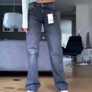 Zara jeans - Jeans från zara med medelhög midja, avklippta så de går ner till hälarna på mig som är ca 167💕