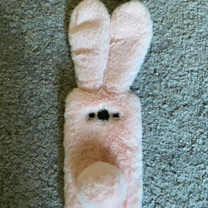 Mobilskal samsung (6???) - Ett fint mjukt mobilskal för Samsung. Knappt använt och jätte mjukt :) 25kr + frakt. Kom privat om ni har några frågor! 