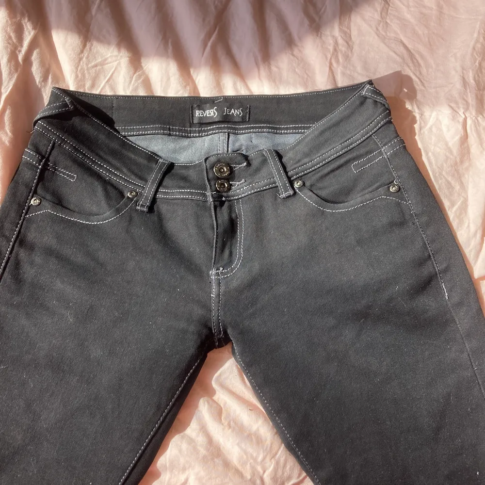 Säljer dessa fina jeans då dom inte passar mig längre💕 köpte dom från en second hand för ett tag sen💕 dom har ett litet hål som inte syns kan skicka bild på det om du är intresserad 💕. Jeans & Byxor.