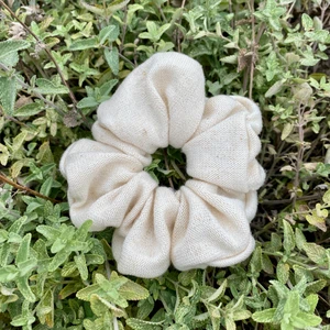 Scrunchie  - Handgjorda scrunchies gjorda av återvunnet tyg! 