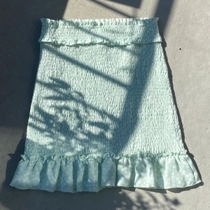 NA-KD kjol - Ljusgrön slutsåld NA-KD kjol med vita mönster 🫶🏼 Stretchigt material, storlek 38 🤍 Köpt för 439kr säljer för 300kr 
