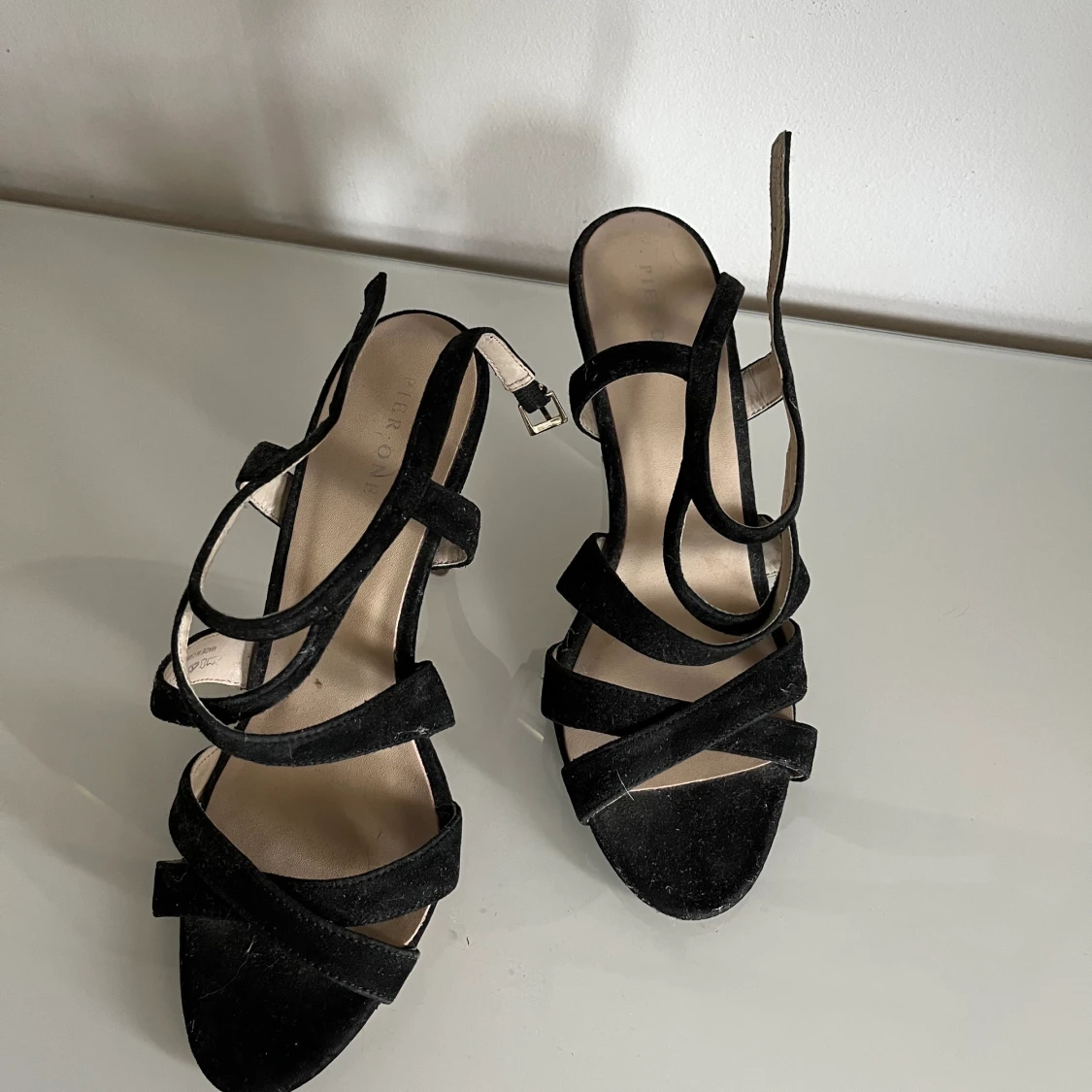 Högklackade skor i strl 38