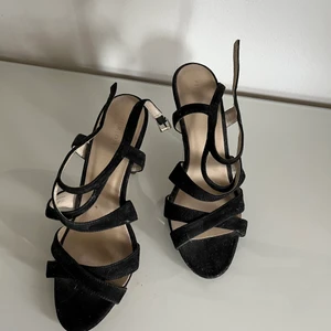 Högklackade skor i strl 38 - Högklackade skor med snörning i strl 38. Använda ett fåtal gånger och är i gott skick. Klackhöjd cirka 7-8 cm