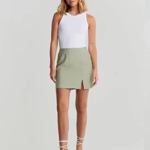 Kjol med slits  - Kjol med slits i en fin mintgrön färg. Storlek 36 från Gina Tricot. Aldrig använd men lapparna är avtagna. Kjolen behöver bara strykas! 