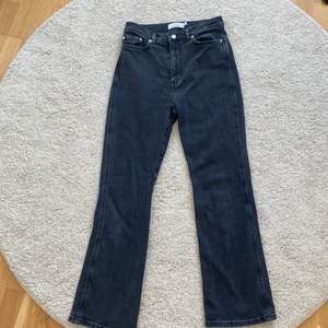 Jätte fina bootcut jeans i storlek 38, aldrig använda och tidigare köpt för 790 kr och säljer för 350 kr 