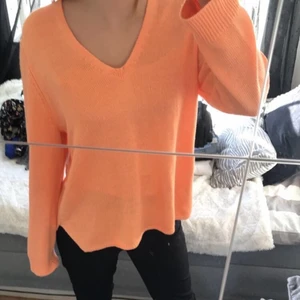 Stickad tröja  - Super fin v-ringad stickad tröja, i storlek M men passar även XS/S. Från lindex. Knappt använd! 
