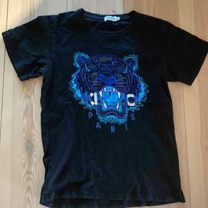 Jag säljer min svarta Kenzo T-shirt med blått lejon tryck, då den är för liten för mig nu. Den är i storlek S men är liten i storleken. Nypris ca 1000kr