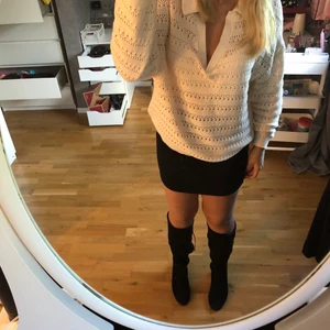 Stickad tröja - Skitsnygg stickad tröja i storlek: L men som sitter jättebra på mig som skiftar mellan S-M. Använd ca 2 gånger, för fler frågor så är det bara å höra av sig🫶🏼