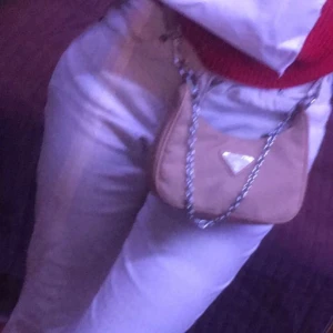 Vita byxor  - Säljer denna jättefina byxa som jag har köpt från salt. 