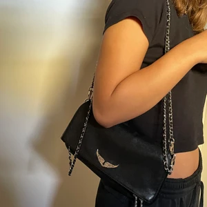 Zadig väska - Säljer denna zadig väska i modellen Rock Clutch. Den har inga tecken på använding, praktiskt taget nyskick! Pris kan diskuteras 💕 Mått: 27x15x2 ungefär