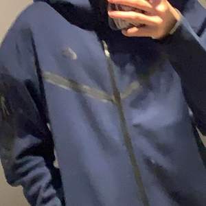 säljer min blåa nike tech fleece som bara blivit använd två gånger. skick 10/10. köparen står för frakt!