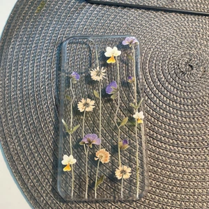 Mobilskal  - Säljer dessa tre skal det blommiga är från hm oanvänd och säljs för 30 kr och Musse pigg skalet säljs för 100 kr från hm och det rosa ideal of Sweden skalet säljs för 150 kr❤️❤️❤️