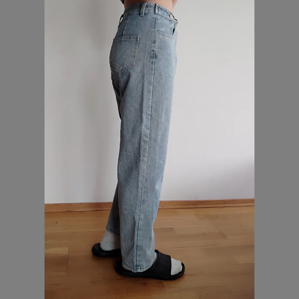 Ett par fina ljustvättade jeans med justerbar spänne vid midjan. Storleken är oklart, men sitter bra på mig som är 164cm, midja 69cm. 🔸Köparen står för frakt.. Jeans & Byxor.
