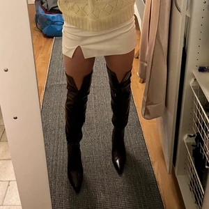 Höga stövlar  - Lårhöga stövlar från na kd, köpta secondhand hand men i ett mycket bra skick. De är bruna men spetsig tå 