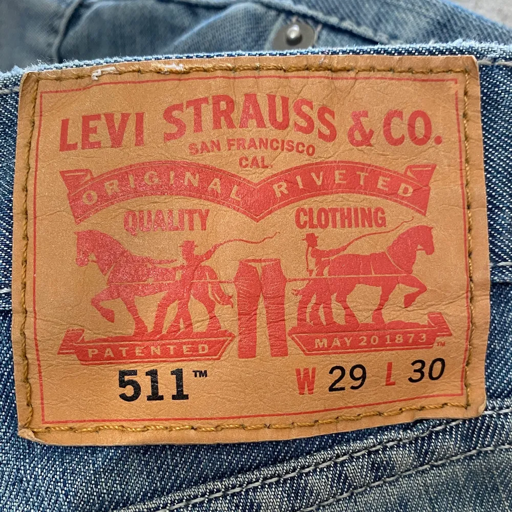 Fina ljus blåa Levis jeans köpta secondhand. Ser ut att vara i bra skick, inga hål osv. Kontakta för flera bilder.💕. Jeans & Byxor.