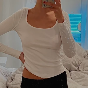 Ribbad tröja  - Säljer en jättemjuk och stretchig ribbad tröja med båtringning från Zara🤍 strl S, köparen står för frakten (52kr)!