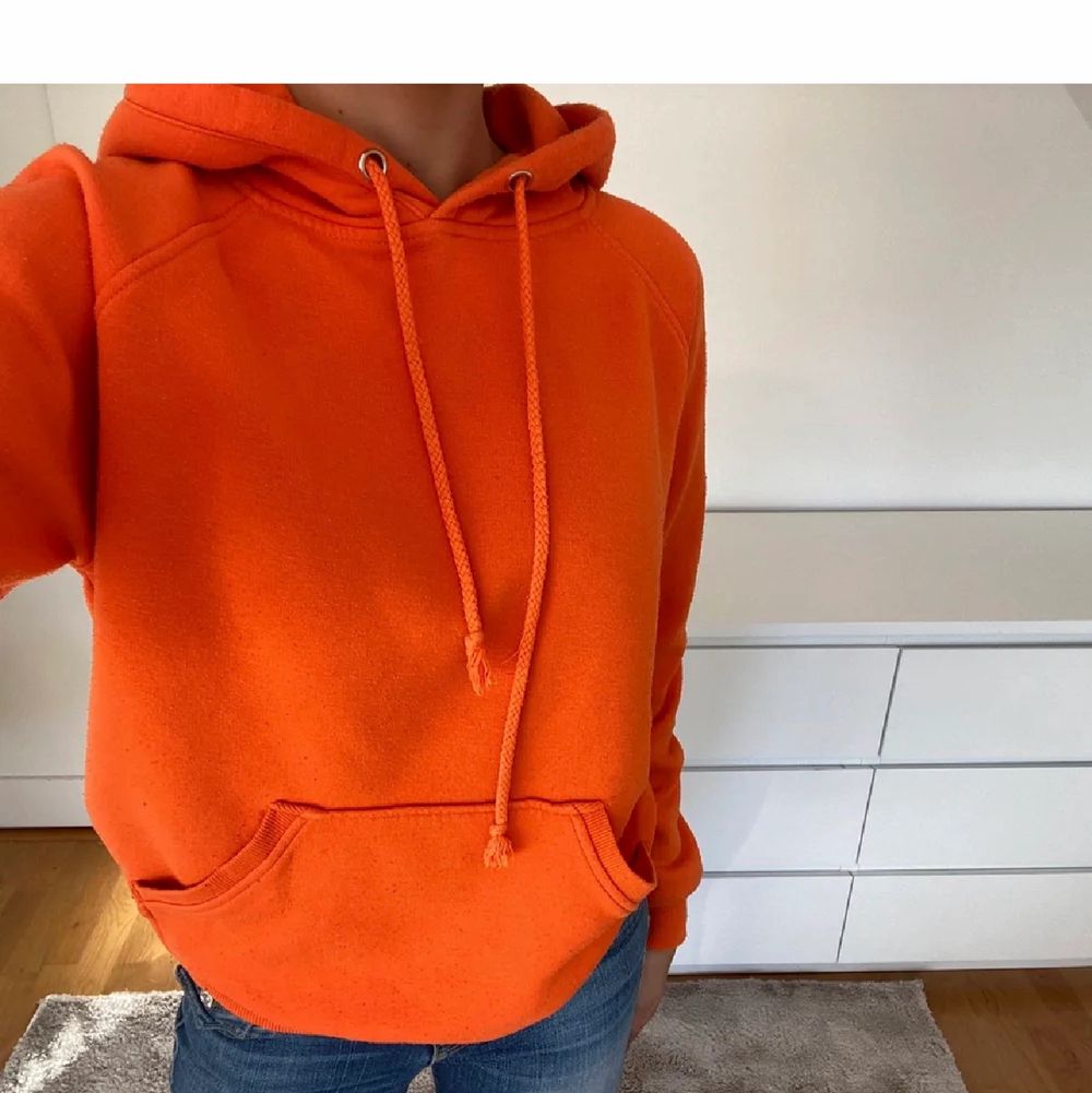 Orange hoodie från bikbok. Den är använd men inget som syns tydligt🧡 lånad bild . Huvtröjor & Träningströjor.