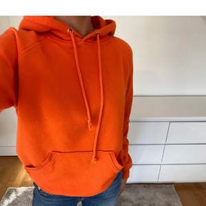 Orange hoodie från bikbok. Den är använd men inget som syns tydligt🧡 lånad bild 