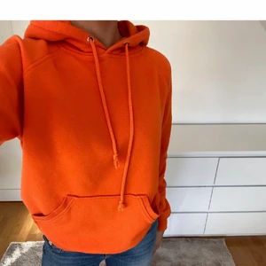 Orange hoodie  - Orange hoodie från bikbok. Den är använd men inget som syns tydligt🧡 lånad bild 