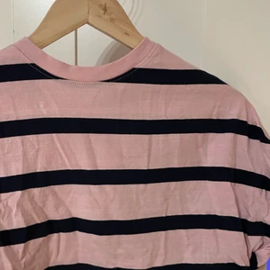 Croppad tröja - Från Monki, använd en gång och säljer då jag inte gillar modellen💕💙