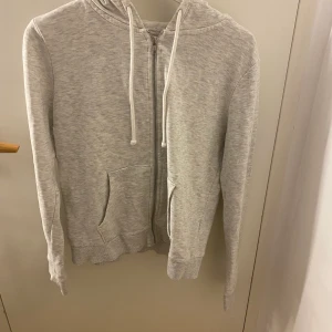 Zip up hoodie - Fin zip up från hm i strl M. Den e dock ganska liten i storleken så skulle nog passa en xs/s. Köparen står för frakt