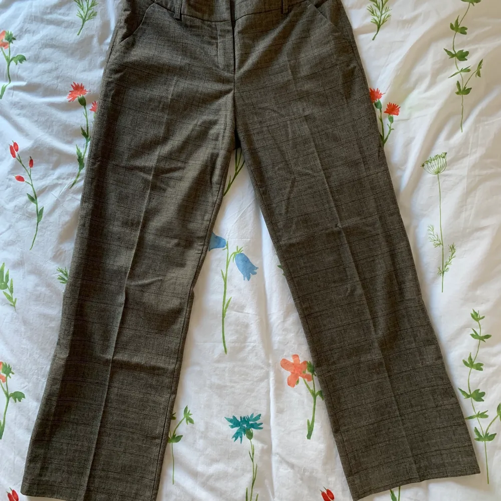 Rutiga kostymbyxor från märket Brandtex. Bra skick! Becca som är på bilden är 172cm lång. ☺️ frakt tillbaka . Jeans & Byxor.