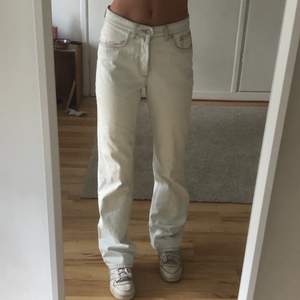 Vita jeans från zara som sitter lite mer mid waist och långa i benen på mig som är 174💕 150 plus frakt 