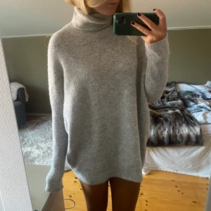 Stickad klänning  - Världens mysigaste stickade klänning från COS som aldrig är använd har däremot tagit bort prislappen! Den är ganska kort på mig som är 172cm lång💓 