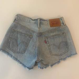 Säljer ett par fina ljusa Original Levis jeans shorts. Modell 501 och storlek 24, passar bra till någon som brukar ha XS i storlek på byxor. 