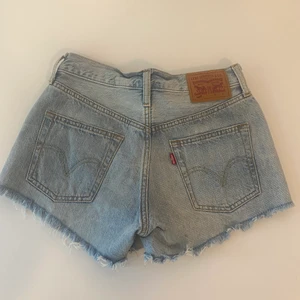 Levi’s jeans shorts modell  501 storlek 24 - Säljer ett par fina ljusa Original Levis jeans shorts. Modell 501 och storlek 24, passar bra till någon som brukar ha XS i storlek på byxor. 